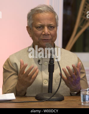 La lauréate du Prix Nobel de la Paix Muhammad Yunus parle lors d'une conférence de presse pour son film documentaire "à prendre un dollar" au Festival de Sundance 2010 le 24 janvier 2010 à Park City, Utah. UPI/Gary C. Caskey.. Banque D'Images