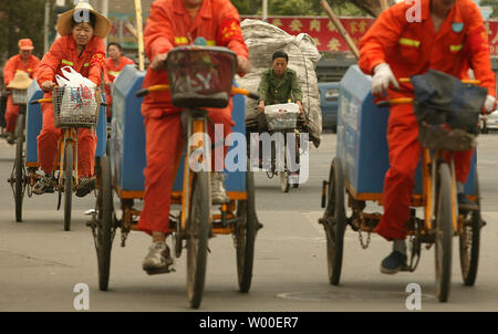 Une petite armée de nettoyeurs route chinois retournent à leur bureau dans le centre de Pékin, à la fin de la journée de travail le 12 juin 2006. La Chine a de graves problèmes d'emploi qu'il a une grande population en âge de travailler dont le niveau moyen d'éducation est relativement faible, dit le livre blanc intitulé La situation de l'emploi et des politiques a publié récemment à Beijing par le Bureau d'information du Conseil d'État. (UPI Photo/Stephen Shaver) Banque D'Images