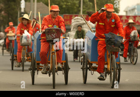 Une petite armée de nettoyeurs route chinois retournent à leur bureau dans le centre de Pékin, à la fin de la journée de travail le 12 juin 2006. La Chine a de graves problèmes d'emploi qu'il a une grande population en âge de travailler dont le niveau moyen d'éducation est relativement faible, dit le livre blanc intitulé La situation de l'emploi et des politiques a publié récemment à Beijing par le Bureau d'information du Conseil d'État. (UPI Photo/Stephen Shaver) Banque D'Images