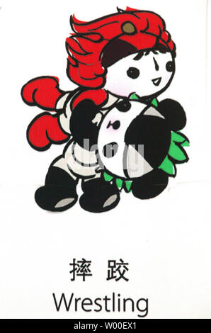 Huanhuan la flamme olympique (L) et Jingjing le panda, deux des mascottes des Jeux Olympiques d'été 2008 qui se tiendra à Beijing, sont représentés en compétition dans la lutte. (UPI Photo/Stephen Shaver) Banque D'Images