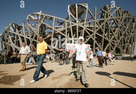 Les journalistes internationaux d''Beijing National Stadium, également connu sous le nom de "Nid d'oiseau', en cours de construction pour les Jeux Olympiques de 2008 qui se tiendra dans la capitale de la Chine, le 26 septembre 2006. Beijing est l'hôte de la première réunion de la presse mondiale pour les Jeux Olympiques de 2008, qui comprend une visite guidée de certains des principaux sites et des discussions au sujet de la couverture médiatique. (UPI Photo/Stephen Shaver) Banque D'Images