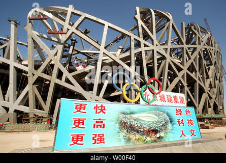 Du travail sur les travailleurs du Beijing National Stadium, également connu sous le nom de "Nid d'oiseau', en cours de construction pour les Jeux Olympiques de 2008 qui se tiendra dans la capitale de la Chine, le 26 septembre 2006. Beijing est l'hôte de la première réunion de la presse mondiale pour les Jeux Olympiques de 2008, qui comprend une visite guidée de certains des principaux sites et des discussions au sujet de la couverture médiatique. (UPI Photo/Stephen Shaver) Banque D'Images
