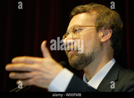 Visiter l'Iran négociateur nucléaire Ali Larijani parle aux médias chinois et internationaux au cours d'une conférence de presse à l'ambassade d'Iran à Pékin, Chine, le 5 janvier 2007. Le président chinois Hu Jintao a exhorté l'Iran vendredi pour «répondre au sérieux" à une résolution du Conseil de sécurité de l'ONU qui impose des sanctions sur le commerce de Téhéran en matières nucléaires sensibles et de la technologie. (UPI Photo/Stephen Shaver) Banque D'Images