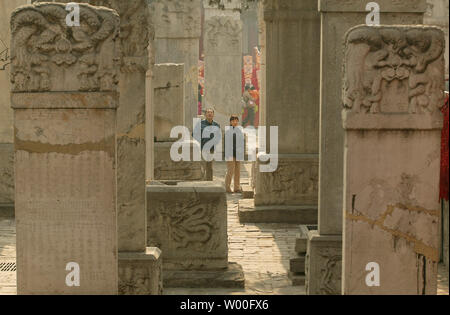 Les visiteurs chinois à pied par une cour intérieure de l'ancienne tablettes de pierre dans un temple pendant les célébrations du Nouvel An lunaire à Beijing, Chine, 23 février 2007. Les responsables chinois s'attendent à une augmentation spectaculaire du nombre de naissances en 2007 puisque c'est une particulièrement heureuse année du cochon, connue comme l'année de la Golden Pig, un une fois tous les 60 ans. (UPI Photo/Stephen Shaver) Banque D'Images