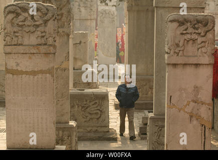 Un visiteur chinois promenades dans une cour de l'ancienne tablettes de pierre dans un temple pendant les célébrations du Nouvel An lunaire à Beijing, Chine, 23 février 2007. Les responsables chinois s'attendent à une augmentation spectaculaire du nombre de naissances en 2007 puisque c'est une particulièrement heureuse année du cochon, connue comme l'année de la Golden Pig, un une fois tous les 60 ans. (UPI Photo/Stephen Shaver) Banque D'Images