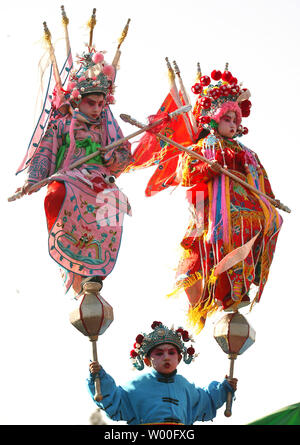 Les enfants chinois participent à un défilé dans un temple pendant les célébrations du Nouvel An lunaire à Beijing, Chine, 23 février 2007. Les responsables chinois s'attendent à une augmentation spectaculaire du nombre de naissances en 2007 puisque c'est une particulièrement heureuse année du cochon, connue comme l'année de la Golden Pig, un une fois tous les 60 ans. (UPI Photo/Stephen Shaver) Banque D'Images