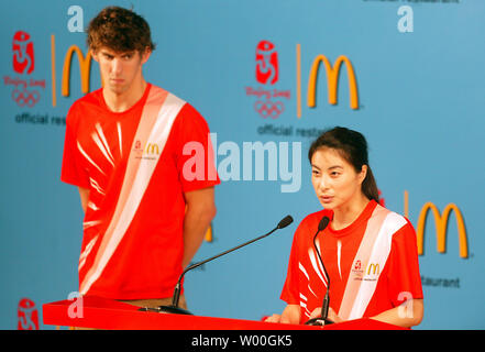Six fois médaillée d'or olympique Michael Phelps, gauche, et médaillée d'or chinoise Guo Jingjing assister à un événement médiatique le lancement du programme Les McDonald's dans une école à Beijing, Chine, le 9 août 2007. Le programme permettra à jusqu'à 300 enfants de partout dans le monde pour voyager aux Jeux Olympiques de Beijing 2008 pour partager leurs histoires et expériences avec leurs communautés locales et d'origine Nouvelles Points de vente. (UPI Photo/Stephen Shaver) Banque D'Images
