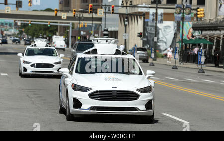 Detroit, MI, USA. 25 Juin, 2019. Une IA, Argo Ford véhicule test sur Michigan Avenue. Le 25 juin 2019 à Detroit, Michigan. L'IA, l'Argo à base de Pittsburgh de démarrage du véhicule autonome dans laquelle Ford a investi 1 milliards de dollars en 2017, a élargi ses essais au centre-ville de Detroit avec une nouvelle troisième génération de conduite auto-voiture. Crédit : Jeff Kowalsky/ZUMA/Alamy Fil Live News Banque D'Images