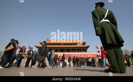 Une police armée du peuple chinois soldat monte la garde en face de la Place Tiananmen, la Tribune Nord doté d''un portrait géant de la fin Timonier Mao Zedong, dans le centre de Pékin, Chine, le 03 mars, 2008. La sécurité a été renforcée à Pékin avant la réunion annuelle de l'Assemblée populaire nationale prévue pour mercredi. (UPI Photo/Stephen Shaver) Banque D'Images