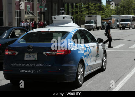 Detroit, MI, USA. 25 Juin, 2019. Une IA, Argo Ford véhicule test sur Michigan Avenue. Le 25 juin 2019 à Detroit, Michigan. L'IA, l'Argo à base de Pittsburgh de démarrage du véhicule autonome dans laquelle Ford a investi 1 milliards de dollars en 2017, a élargi ses essais au centre-ville de Detroit avec une nouvelle troisième génération de conduite auto-voiture. Crédit : Jeff Kowalsky/ZUMA/Alamy Fil Live News Banque D'Images