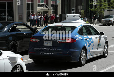 Detroit, MI, USA. 25 Juin, 2019. Une IA, Argo Ford véhicule test sur Michigan Avenue. Le 25 juin 2019 à Detroit, Michigan. L'IA, l'Argo à base de Pittsburgh de démarrage du véhicule autonome dans laquelle Ford a investi 1 milliards de dollars en 2017, a élargi ses essais au centre-ville de Detroit avec une nouvelle troisième génération de conduite auto-voiture. Crédit : Jeff Kowalsky/ZUMA/Alamy Fil Live News Banque D'Images