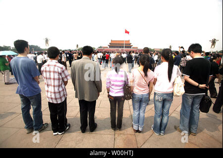 Des milliers de Chinois viennent à la place Tienanmen pour assister à la première journée de trois jours de deuil national par l'état de l'énorme perte de vie dans les tremblements de terre qui a frappé le Sichuan et d'autres provinces, à Beijing le 19 mai 2008. De Pékin au sud-ouest dévasté, la Chine s'est arrêté lundi pour pleurer ses victimes du séisme que le nombre de morts, disparus ou enfouis en flèche passé 71 000. Les sirènes de l'air poussaient de partout au pays comme la plupart des automobilistes arrêtés et blared leurs cornes, portant un étrange arrêt de la Chine est généralement animation de grandes villes pendant trois minutes à partir de 2:28 h, le moment où le séisme Banque D'Images