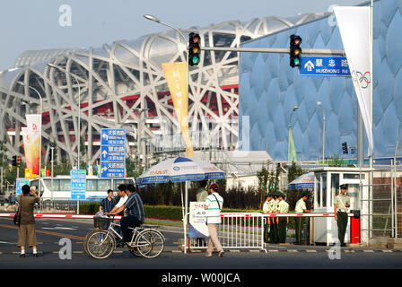 Un poste de contrôle de sécurité de la garde des soldats et l'entrée de l'Olympic Green près de stade National Olympique de la Chine, aussi connu comme le Nid d'oiseau, et la Chine aux Jeux olympiques Centre aquatique national, aussi connu comme le Watercube, à Beijing le 29 juillet 2008. (UPI Photo/Stephen Shaver) Banque D'Images