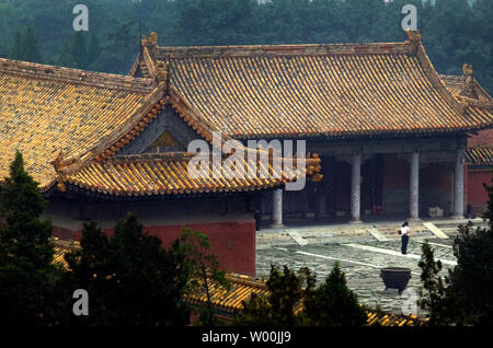 Plusieurs touristes visitent les tombes impériales de la dynastie Qing, également connu sous le nom de la dynastie mandchoue, qui était la dernière dynastie de Chine de 1644 à 1912 et sont situés dans Lhassa, Province de Hebei, à quelques heures à l'est de Beijing le 21 septembre 2008. Les tombes sont répertoriés par l'UNESCO comme sites du patrimoine mondial. Les responsables chinois sont à la recherche de tirer parti de la publicité des Jeux Olympiques pour attirer plus de voyageurs occidentaux et d'aider à insuffler une nouvelle vie à l'industrie du tourisme de la capitale chinoise. (UPI Photo/Stephen Shaver) Banque D'Images