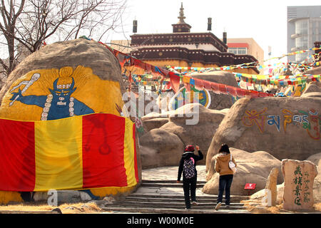 Les touristes chinois et étrangers visiter une réplique du temple un autel à Lhassa, Tibet qui représente une partie des 56 groupes ethniques présentées par les Chinois Han de Beijing en Chine, ou Musée des nationalités ethniques chinois Parc Culturel, le 15 mars 2009. La Chine a accusé le Congrès des États-Unis la semaine dernière d'endommager les relations et s'ingérer dans les affaires intérieures de la Chine en adoptant une résolution sur la reconnaissance de la situation critique des personnes et du Tibet en exil de leur chef spirituel, le Dalaï Lama. (UPI Photo/Stephen Shaver) Banque D'Images