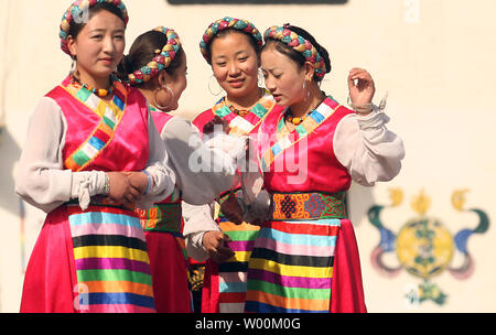Les artistes chinois, sur les voitures, travailler à une réplique d'un Temple autel à Lhassa, Tibet qui représente une partie des 56 groupes ethniques présentées par les Chinois Han de Beijing en Chine, ou Musée des nationalités ethniques chinois Parc Culturel, le 15 mars 2009. La Chine a accusé le Congrès des États-Unis la semaine dernière d'endommager les relations et s'ingérer dans les affaires intérieures de la Chine en adoptant une résolution sur la reconnaissance de la situation critique des personnes et du Tibet en exil de leur chef spirituel, le Dalaï Lama. (UPI Photo/Stephen Shaver) Banque D'Images