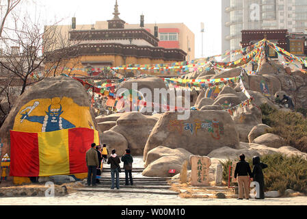 Les touristes chinois et étrangers visiter une réplique du temple un autel à Lhassa, Tibet qui représente une partie des 56 groupes ethniques présentées par les Chinois Han de Beijing en Chine, ou Musée des nationalités ethniques chinois Parc Culturel, le 15 mars 2009. La Chine a accusé le Congrès des États-Unis la semaine dernière d'endommager les relations et s'ingérer dans les affaires intérieures de la Chine en adoptant une résolution sur la reconnaissance de la situation critique des personnes et du Tibet en exil de leur chef spirituel, le Dalaï Lama. (UPI Photo/Stephen Shaver) Banque D'Images