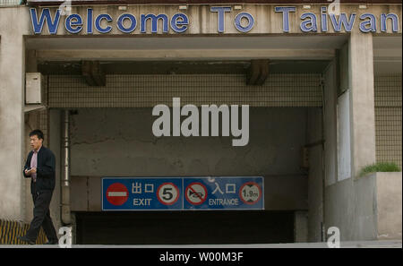 Un Chinois marche dernières du Taiwan garage de l'hôtel au centre-ville de Beijing le 3 avril 2009. Les relations entre la Chine et Taiwan se sont réchauffées depuis l'année dernière, lorsque le président taiwanais Ma Ying-jeou a pris le pouvoir. Pour sa part, le Premier ministre chinois Wen Jiabao a récemment dit de confiance militaire et un accord de paix avec Taiwan étaient toujours sur la table. (UPI Photo/Stephen Shaver) Banque D'Images