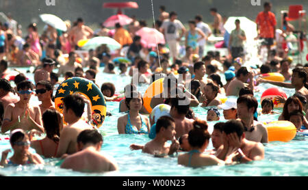 'Chinois et étrangers les amateurs de plages' visiter un parc de la plage de 'Carnival', avec du vrai sable et une grande piscine extérieure à Pékin le 27 août 2009. Avec des températures de la flambée de l'été, les médecins mettent en garde les gens pouvaient souffrir hat coups de chaleur à l'extérieur dans le soleil de midi. UPI/Stephen Shaver Banque D'Images