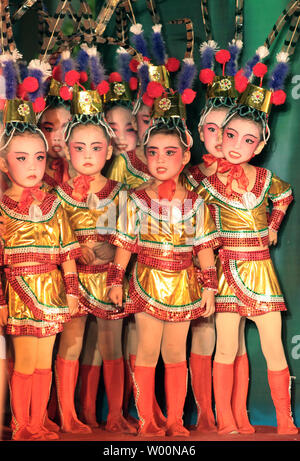 Des étudiants chinois, prendre part à une pièce de théâtre de l'école dans l'ancienne ville commerciale de Hongjiang, le sud de la province du Hunan, le 15 septembre 2009. UPI/Stephen Shaver Banque D'Images