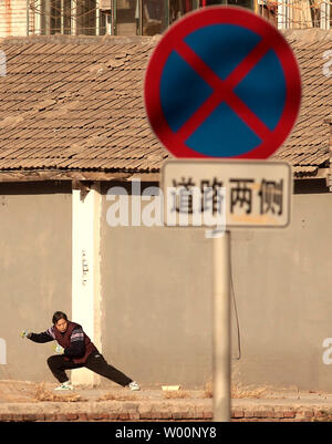 Une vieille femme chinoise arts martiaux pratiques sous le soleil d'après-midi à Beijing le 26 décembre 2009. La Chine peut être aller de l'avant en tant que puissance mondiale, mais il commence aussi à faire face à l'effet à long terme de sa politique de l'enfant - trop de personnes âgées et pas assez de jeunes. La Chine a le plus grand nombre de personnes âgées dans le monde, avec des estimations officielles de 143 millions de dollars, soit un cinquième du total mondial. UPI/Stephen Shaver Banque D'Images