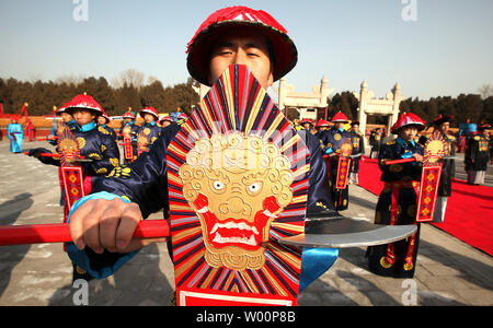 Un policier militaire monte la garde sous la lanterne rouge lors de la cérémonie d'decoarations du Festival de Printemps Foire du Temple au Temple de la Terre à Beijing le 14 février 2010. UPI/Stephen Shaver Banque D'Images