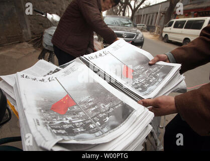 La couverture de journaux avec la Chine la journée nationale de deuil pour les victimes de la séisme de Yushu en vente à Beijing le 21 avril 2010. La Chine a tenu une période de trois minutes de silence Mercredi, annonçant une journée de deuil national pour les victimes du séisme de Yushu où plus de 2 000 personnes sont mortes. UPI/Stephen Shaver Banque D'Images