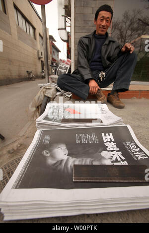 La couverture de journaux avec la Chine la journée nationale de deuil pour les victimes de la séisme de Yushu en vente à Beijing le 21 avril 2010. La Chine a tenu une période de trois minutes de silence Mercredi, annonçant une journée de deuil national pour les victimes du séisme de Yushu où plus de 2 000 personnes sont mortes. UPI/Stephen Shaver Banque D'Images