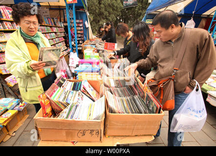 Toutes boîtes de dvd chinois, beaucoup de copies pirates de films américains, à une foire du livre à Beijing le 29 avril 2010. Le United States Customs and Border Patrol a montré qu'une eized produits contrefaits sont dominées par des produits provenant de la Chine. Au cours des exercices 2004 à 2009, la Chine représentait 77  % de la valeur globale des marchandises saisies aux États-Unis.' UPI/Stephen Shaver Banque D'Images