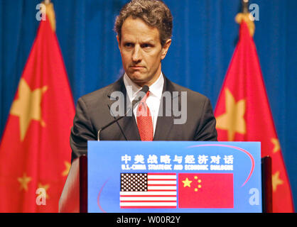 Le secrétaire américain au Trésor Timothy Geithner répond à une question lors d'une conférence de presse après la la U.S.-China Dialogue stratégique économique à Beijing le 25 mai 2010. Les États-Unis et la Chine a signalé des progrès dans leur relation à des entretiens annuels après des mois de tension. Avec la Corée du Nord encore une fois susciter des tensions régionales, la secrétaire d'État américaine Hillary Clinton et M. Geithner a rencontré des responsables chinois haut pour la sécurité et la négociation. UPI/Stephen Shaver Banque D'Images