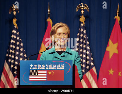 La secrétaire d'Etat américaine Hillary Clinton répond à une question lors d'une conférence de presse après la la U.S.-China Dialogue stratégique économique à Beijing le 25 mai 2010. Les États-Unis et la Chine a signalé des progrès dans leur relation à des entretiens annuels après des mois de tension. Avec la Corée du Nord encore une fois susciter des tensions régionales, Clinton et le secrétaire au Trésor Timothy Geithner a rencontré haut fonctionnaires chinois pour la sécurité et la négociation. UPI/Stephen Shaver Banque D'Images