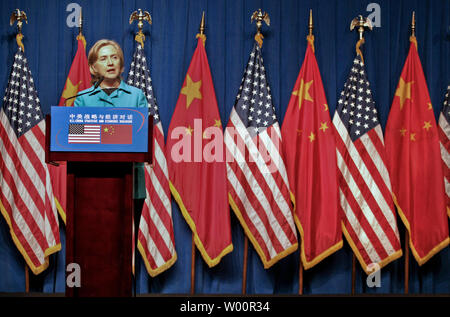 La secrétaire d'Etat américaine Hillary Clinton répond à une question lors d'une conférence de presse après la la U.S.-China Dialogue stratégique économique à Beijing le 25 mai 2010. Les États-Unis et la Chine a signalé des progrès dans leur relation à des entretiens annuels après des mois de tension. Avec la Corée du Nord encore une fois susciter des tensions régionales, Clinton et le secrétaire au Trésor Timothy Geithner a rencontré haut fonctionnaires chinois pour la sécurité et la négociation. UPI/Stephen Shaver Banque D'Images