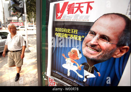 Un Chinois passe devant un kiosque qui n'a à l'écran un magazine avec en première page un article sur Steve Jobs, CEO d'Apple, et les problèmes avec Foxconn à Pékin le 26 juin 2010. La revue critique des emplois pour être hors de contact avec l'plusieurs usines de suicides chez Foxconn en Chine du Sud cette année. Foxconn est un important fabricant qui assemble les iphone et ipad d'Apple UPI/Stephen Shaver..Steve Jobs, directeur général d'Apple, estime "troublant" une chaîne de travailleur décès à Foxconn, le fabricant contractuel qui assemble les iPhones et iPads, mais dit sa fa Banque D'Images