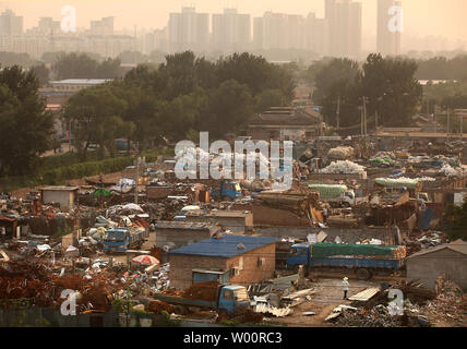 Les collecteurs de déchets à trier les matériaux recyclables un énorme dépôt de détritus à la périphérie de Beijing le 24 juillet 2010. UPI/Stephen Shaver Banque D'Images