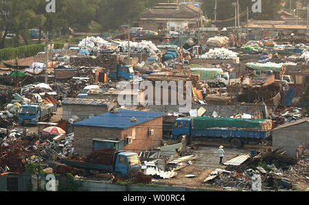 Les collecteurs de déchets à trier les matériaux recyclables un énorme dépôt de détritus à la périphérie de Beijing le 24 juillet 2010. UPI/Stephen Shaver Banque D'Images