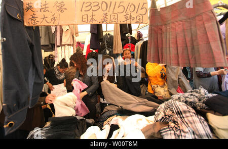 Les acheteurs chinois pour chasser l'impromptu de vêtements outdoor et ménagers marché à Beijing le 13 octobre 2010. Avec l'essor des sentiments des consommateurs parmi les économies asiatiques flouring, surtout en Chine, les détaillants se préparent les efforts visant à stimuler la consommation dans un large éventail de biens de consommation de première nécessité pour les produits de luxe. UPI/Stephen Shaver Banque D'Images