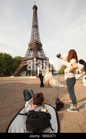 Un couple chinois pose pour des photos de mariage en face d'un petit modèle de la Tour Eiffel de Paris lors de la visite du parc mondial de Beijing le 16 mai 2011. Le parc à thème tente de donner aux visiteurs la chance de voir le monde sans avoir à quitter Pékin. UPI/Stephen Shaver Banque D'Images