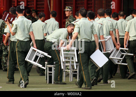 L'Armée de libération du peuple chinois soldats portent leurs sièges en bois dans leurs casernes dans le centre de Pékin, le 3 juin 2011. Capitale de la Chine est sous haute sécurité dans la perspective de la 4 juin 1989 anniversaire de la répression du gouvernement sur les manifestations en faveur de la démocratie, qui a tué des milliers d'étudiants non armés. UPI/Stephen Shaver Banque D'Images