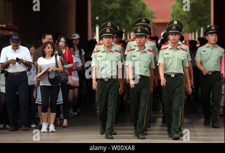 L'Armée de libération du peuple chinois soldats défilent dans leurs casernes près de la Place Tiananmen dans le centre de Pékin, le 3 juin 2011. Capitale de la Chine est sous haute sécurité dans la perspective de la 4 juin 1989 anniversaire de la répression du gouvernement sur les manifestations en faveur de la démocratie, qui a tué des milliers d'étudiants non armés. UPI/Stephen Shaver Banque D'Images