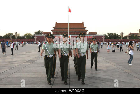 L'Armée de libération du peuple chinois soldats patrouillent dans le centre de Pékin, la place Tiananmen le 3 juin 2011. Capitale de la Chine est sous haute sécurité dans la perspective de la 4 juin 1989 anniversaire de la répression du gouvernement sur les manifestations en faveur de la démocratie, qui a tué des milliers d'étudiants non armés. UPI/Stephen Shaver Banque D'Images