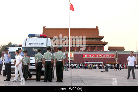 La police chinoise et des soldats patrouillent dans le centre de Pékin, la place Tiananmen le 3 juin 2011. Capitale de la Chine est sous haute sécurité dans la perspective de la 4 juin 1989 anniversaire de la répression du gouvernement sur les manifestations en faveur de la démocratie, qui a tué des milliers d'étudiants non armés. UPI/Stephen Shaver Banque D'Images