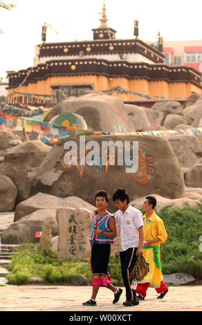 Les artistes chinois devant une version à petite échelle du Palais du Potala du Tibet situé dans le parc des minorités ethniques le 25 juin 2011. La Chine a fermé le Tibet aux touristes étrangers jusqu'à la fin de juillet, dans ce qui est considéré comme une tentative par Pékin pour empêcher l'avance des troubles fêtes 90 ans depuis la fondation de la décision de Parti communiste. UPI/Stephen Shaver Banque D'Images