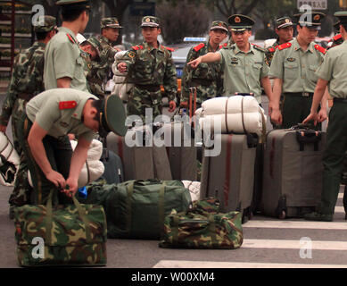 Les soldats chinois sont déposés devant leur nouvelle caserne à Beijing le 20 juillet 2011. Les relations militaires entre les Etats-Unis et la Chine pourrait frapper une autre période difficile cette semaine comme le plus grand forum de sécurité, où certains pays seront à la recherche d'aide des États-Unis pour contrecarrer ce qu'ils considèrent comme l'expansionnisme de Pékin en mer de Chine du Sud. UPI/Stephen Shaver Banque D'Images