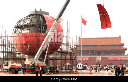 Les travailleurs chinois assembler un 20 mètres de haut, fleur 50 mètres de diamètre, au milieu de la place Tiananmen en avant de la 62e Fête Nationale à Beijing le 14 septembre 2011. La République populaire de Chine a été fondée par l'ancien Timonier Mao Zedong le 1er octobre 1949. La Chine est depuis 2010 comme la deuxième plus grande économie du monde après les États-Unis, et le reste de l'économie à la croissance la plus rapide du monde avec une croissance constante d'environ 10  % au cours des 20 dernières années. UPI/Stephen Shaver Banque D'Images