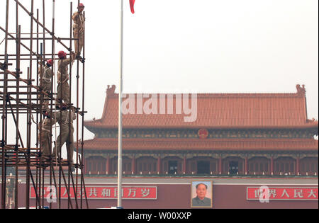 Les travailleurs chinois assembler un 20 mètres de haut, fleur 50 mètres de diamètre, au milieu de la place Tiananmen en avant de la 62e Fête Nationale à Beijing le 14 septembre 2011. La République populaire de Chine a été fondée par l'ancien Timonier Mao Zedong le 1er octobre 1949. La Chine est depuis 2010 comme la deuxième plus grande économie du monde après les États-Unis, et le reste de l'économie à la croissance la plus rapide du monde avec une croissance constante d'environ 10  % au cours des 20 dernières années. UPI/Stephen Shaver Banque D'Images