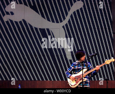 Un groupe de rock chinois embauchés par Puma, l'un des principaux sports Société de vie, joue de la musique américaine couvre lors d'un événement marketing public au plan international fashion mall à Beijing le 5 novembre 2011. Les entreprises étrangères dans l'espoir de faire des affaires en Chine engagent souvent des musiciens locaux, des célébrités et des athlètes pour aider à promouvoir leur marque au plus grand marché de consommation au monde. UPI/Stephen Shaver Banque D'Images