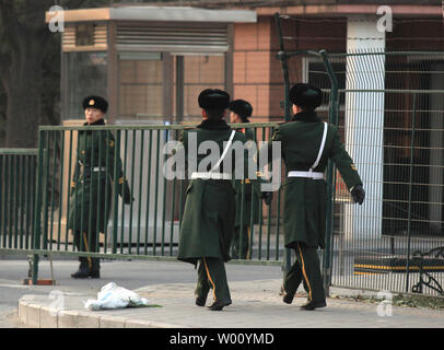 Soldats chinois en mars passé fleurs portées à l'ambassade de Corée du Nord à Pékin le 19 décembre 2011. Chine le lundi offert ses condoléances "profondes" à la mort de le dirigeant nord-coréen Kim Jong-il, qui selon les analystes incitera les dirigeants de la Chine pour renforcer les liens avec Pyongyang pour éviter l'instabilité. UPI/Stephen Shaver Banque D'Images