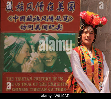 Les spectacles de danse chinoise danses et chants du Tibet aux touristes se rendant sur une réplique à petite échelle du Palais du Potala du Tibet sur l'affichage dans le parc culturel ethnique chinois à Beijing le 4 avril 2012. Auto-immolations tibétaines sont en hausse en Chine resserre son emprise sur le Tibet. Les autorités de la capitale de la Chine, inquiète de la menace à la stabilité dans une région en ébullition mécontentement sur commandes religieuses et culturelles, ont répondu avec des mesures très sévères contre les Tibétains. UPI/Stephen Shaver Banque D'Images