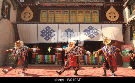 Les spectacles de danse chinoise danses et chants du Tibet aux touristes se rendant sur une réplique à petite échelle du Palais du Potala du Tibet sur l'affichage dans le parc culturel ethnique chinois à Beijing le 4 avril 2012. Auto-immolations tibétaines sont en hausse en Chine resserre son emprise sur le Tibet. Les autorités de la capitale de la Chine, inquiète de la menace à la stabilité dans une région en ébullition mécontentement sur commandes religieuses et culturelles, ont répondu avec des mesures très sévères contre les Tibétains. UPI/Stephen Shaver Banque D'Images