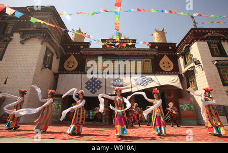 Les spectacles de danse chinoise danses et chants du Tibet aux touristes se rendant sur une réplique à petite échelle du Palais du Potala du Tibet sur l'affichage dans le parc culturel ethnique chinois à Beijing le 4 avril 2012. Auto-immolations tibétaines sont en hausse en Chine resserre son emprise sur le Tibet. Les autorités de la capitale de la Chine, inquiète de la menace à la stabilité dans une région en ébullition mécontentement sur commandes religieuses et culturelles, ont répondu avec des mesures très sévères contre les Tibétains. UPI/Stephen Shaver Banque D'Images